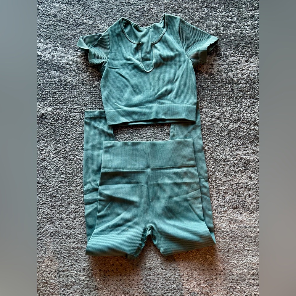 2pcs Activewear , top/leggings ribbed size medium